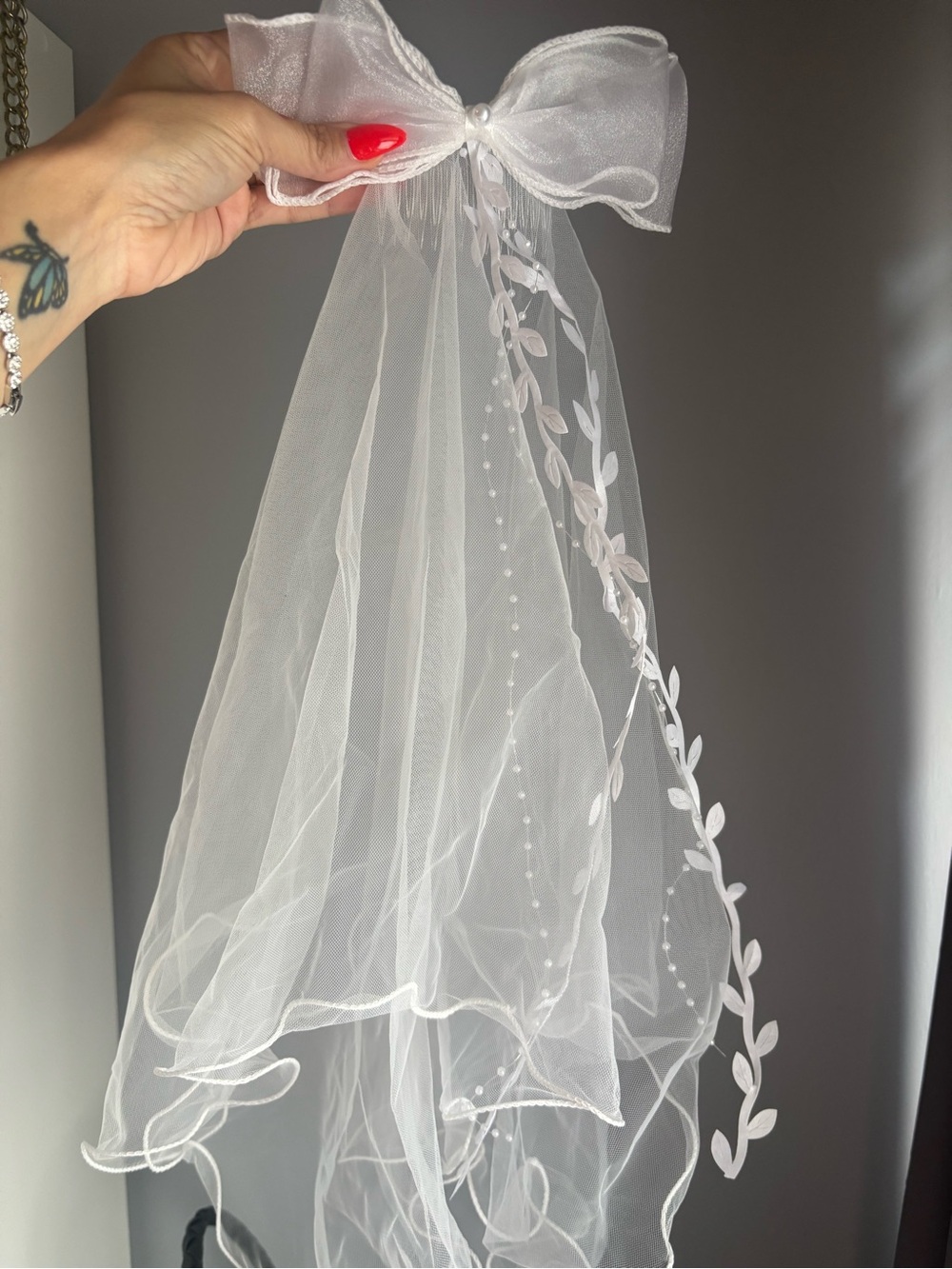 Sheer White Bridal Bow Veil with Leaf Trim